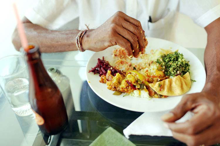 斯里兰卡用手吃饭图片